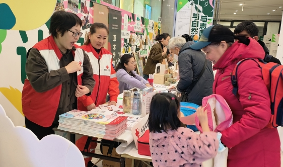 “与自然共生·与志愿同行”国际志愿者日主题活动圆满结束！新疆红十字基金会志愿者在行动~